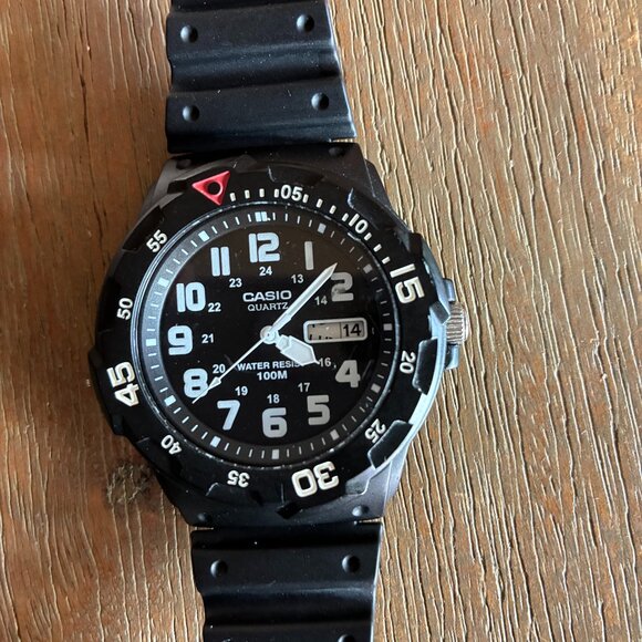 Casio Men's analog Watch w/Black Resin Band Water Resistant Excellent Condition - Picture 1 of 5